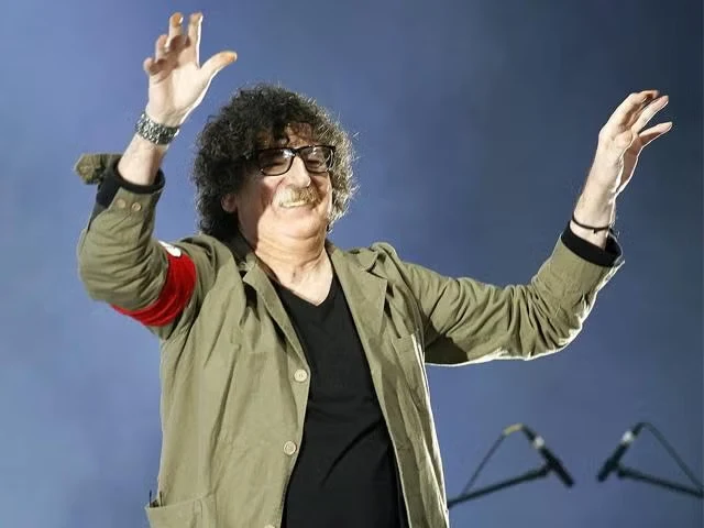 Charly García durante una actuación en vivo