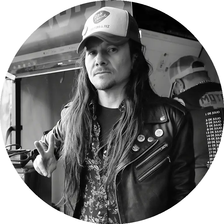 Chucky García con gorra de Rock al Parque y chaqueta de cuero