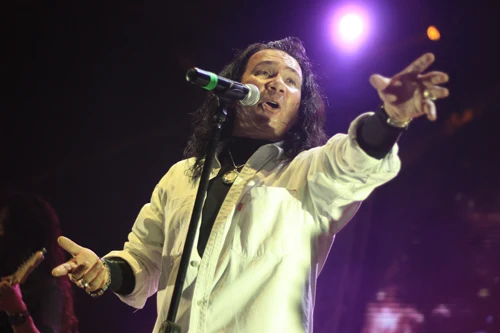 Elkin Ramírez, vocalista de Kraken, canta frente a un micrófono