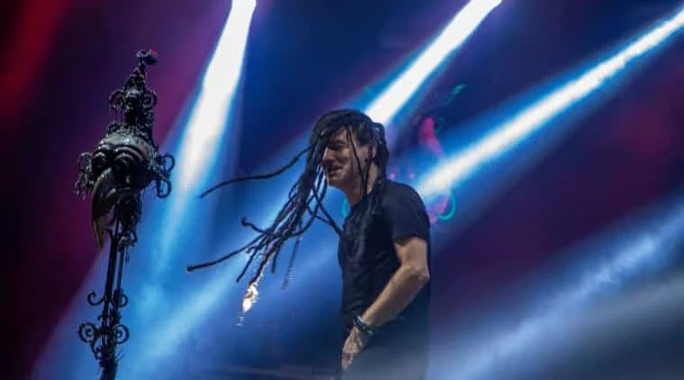 La Pestilencia en concierto bajo luces azules