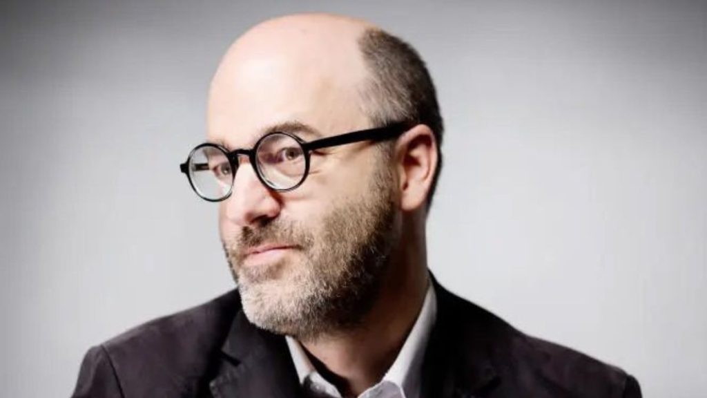 Retrato de Alain Deneault, filósofo canadiense y autor de Mediocracia