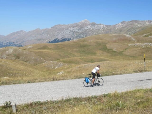 Ascenso al Gran Sasso, una de las montañas del Giro de Italia que recorre Ander Izagirre en Plomo en los bolsillos y sus crónicas