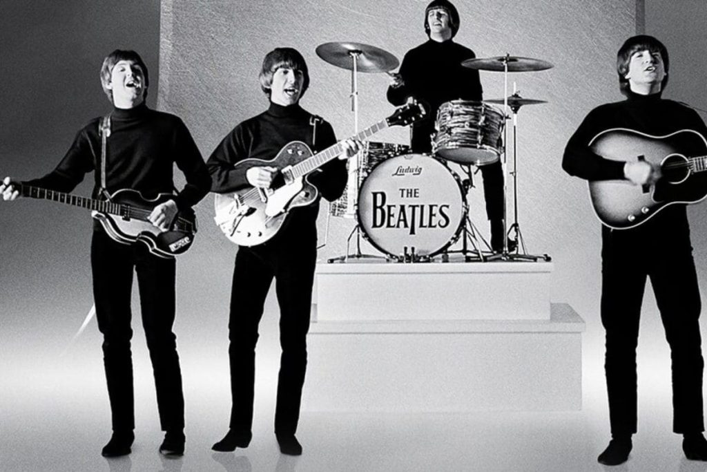 Los Beatles tocando en un set de televisión, años antes de la separación que hoy recuerda la colección ‘The Beatles Anthology’.