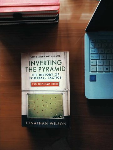 Portada de La pirámide invertida. Historia de la táctica en el fútbol