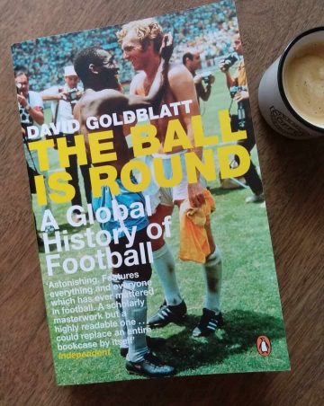 Portada de The Ball is Round: A Global History of Football
