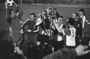 Jugadores de Feyenoord celebran con la Copa Intercontinental.