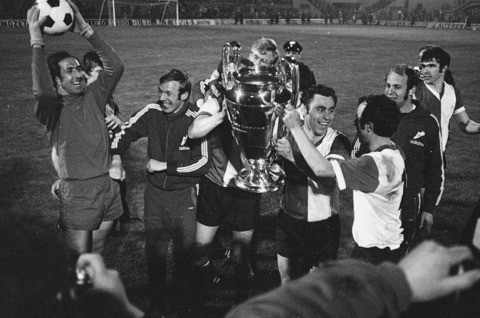 Jugadores de Feyenoord celebran con la Copa Intercontinental luego de derrotar al Celtic, de Escocia.