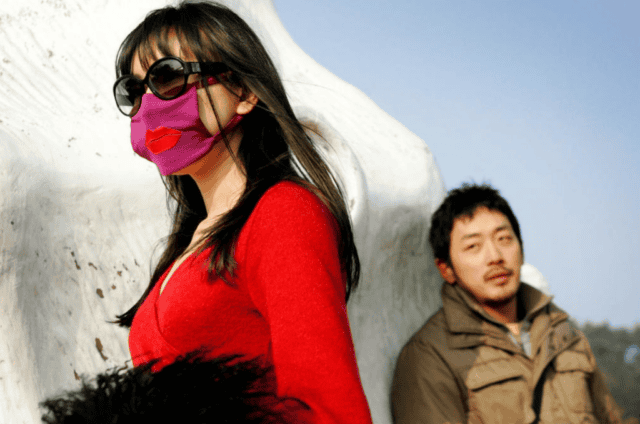 Ha Jung-woo y Park Ji-yeon en la película Time, de Kim Ki-duk