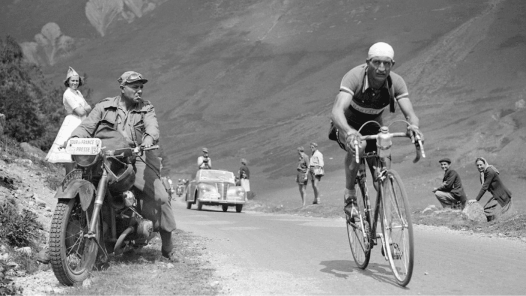 Gino Bartali ciclista subiendo montaña ciclismo epoca vintage maillot italia