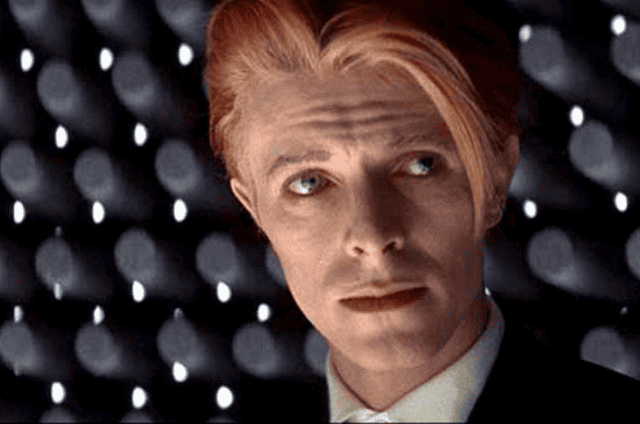 David Bowie en la película El hombre que cayó a la Tierra, de Nicolas Roeg.