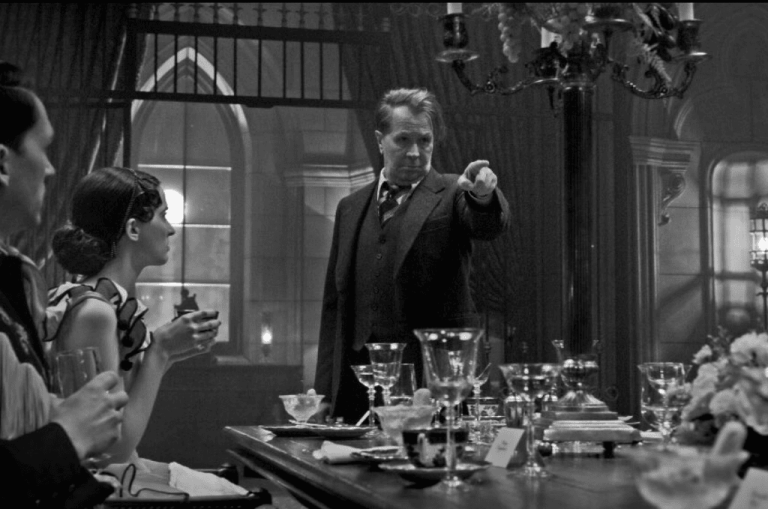 Gary Oldman en una escena de la película Mank, en blanco y negro