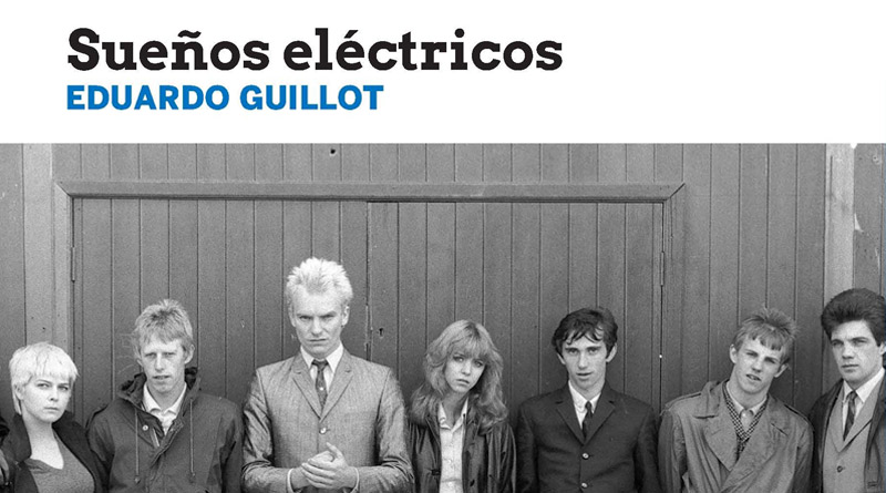 Portada del libro 'Sueños eléctricos' de Eduardo Guillot, con una banda de rock en blanco y negro posando frente a una puerta