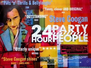 Póster colorido de la película '24 Hour Party People', con el protagonista en primer plano y críticas en tipografía pop sobre un fondo multicolor