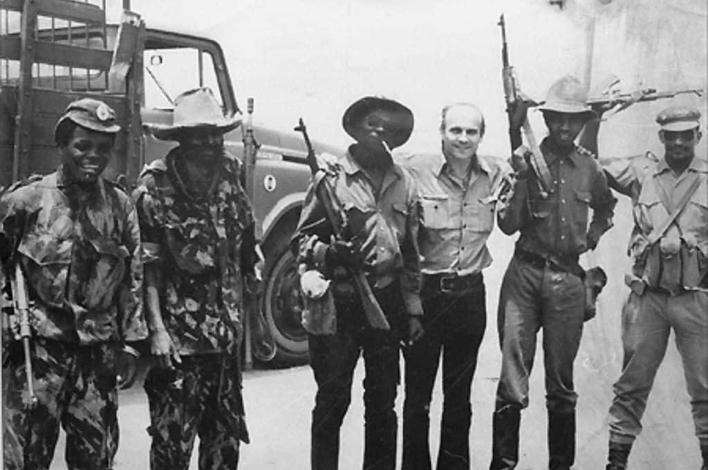 Kapuscinski en Angola, donde nace su libro Un día más con vida.