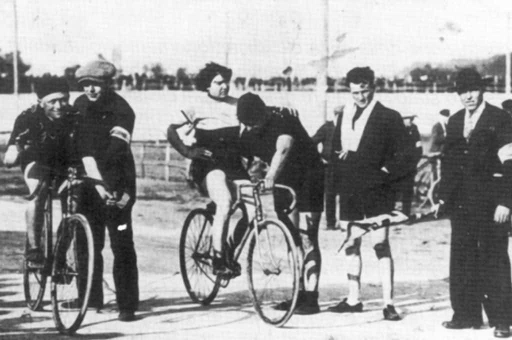 Alfonsina Strada, pionera de las mujeres en el ciclismo.