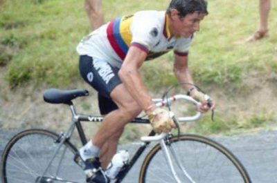 Ciclista colombiano en el Tourmalet, etapa de alta montaña
