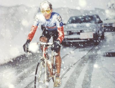 Andy Hampsten escalando una montaña nevada en el Giro de Italia