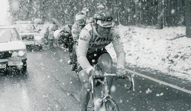 Bernard Hinault, penta campeón del Tour de Francia, atravesando una de las etapas más duras en la historia del ciclismo.