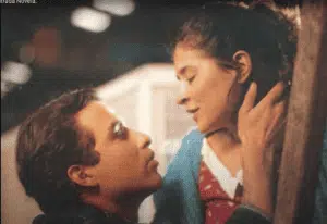 Carlos Duplat: escena de “Amar y vivir” con Irene y Joaquín en primer plano, miradas cercanas y caricia.