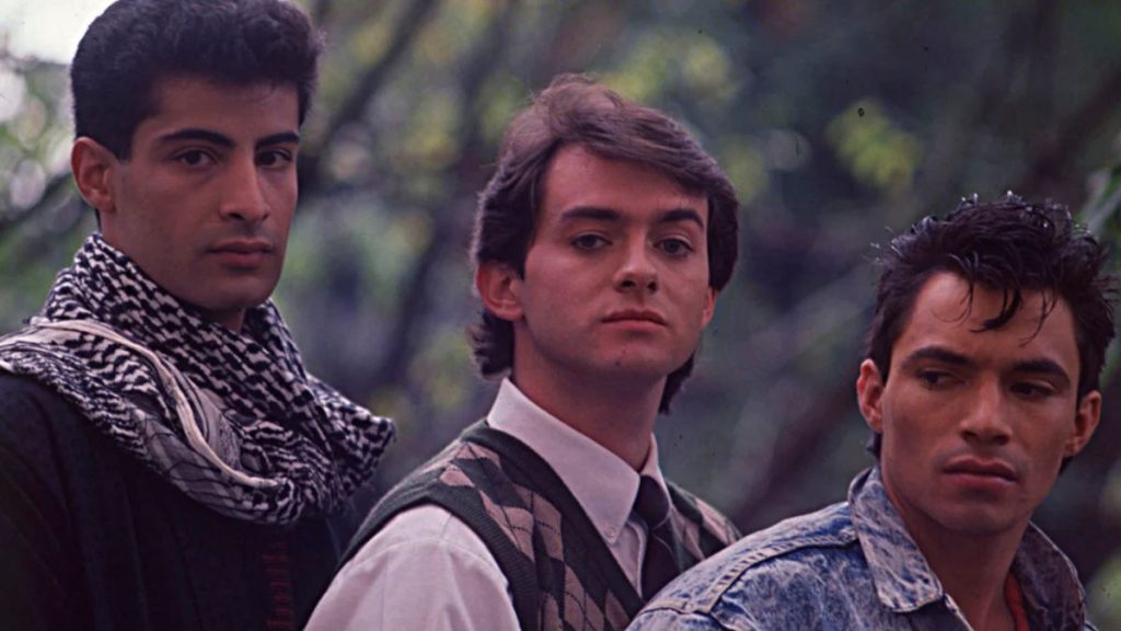 Carlos Duplat: escena de “Los Victorinos” con los tres Victorinos en primer plano, miradas intensas en exterior