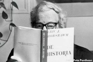 Eric Hobsbawm, historiador británico, junto a sus libros