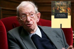 Eric Hobsbawm, historiador británico, junto a sus libros
