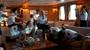 Escena de El triángulo de la tristeza