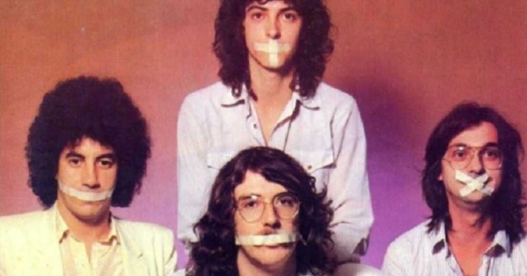 Banda de rock argentino posa con cintas en la boca en una imagen asociada a la censura durante la dictadura militar