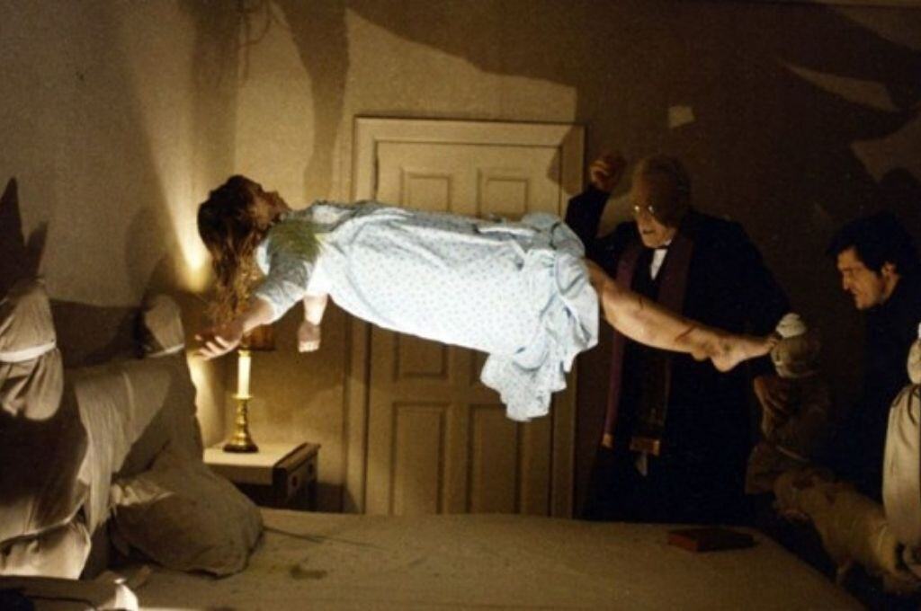 El exorcista (1973) escena icónica de la habitación.