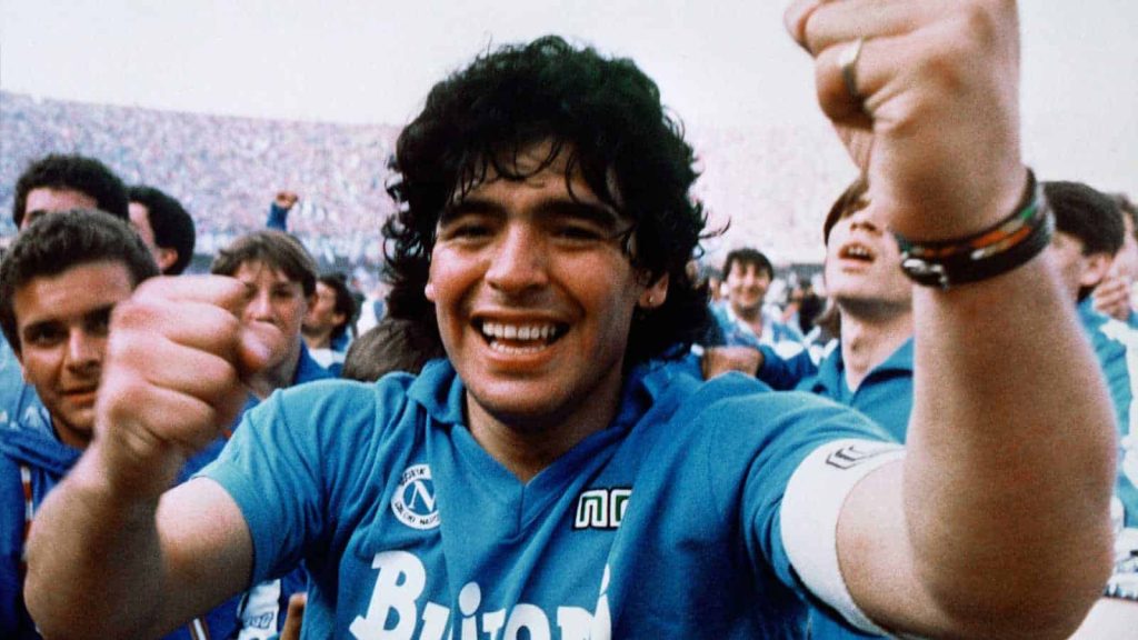 Maradona, que cumpliría 63 años el próximo 30 de octubre, celebra un título del Nápoli.
