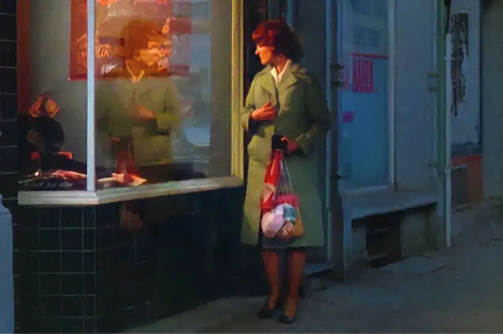 Jeanne Dielman, de Chantal Akerman, frente a una vitrina iluminada en la calle