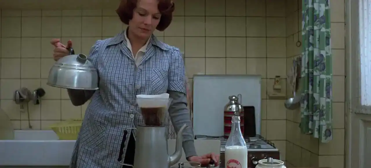 Jeanne Dielman, de Chantal Akerman, preparando la cena en silencio