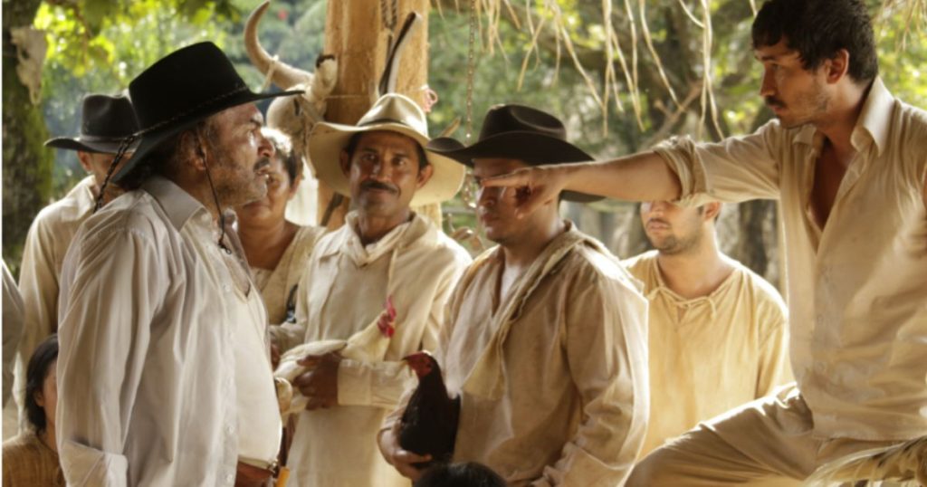 Escena de la serie La Vorágine, inspirada en la novela de José Eustasio Rivera, con personajes campesinos en medio de la selva.