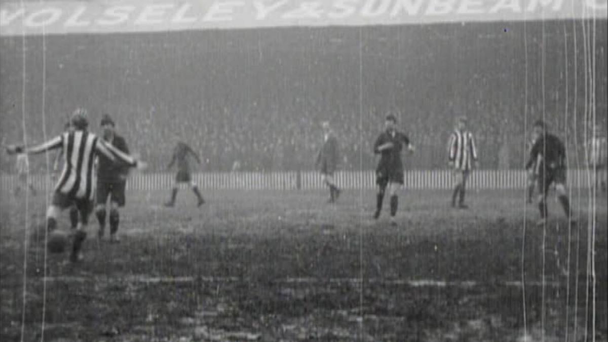 Partido histórico de las Dick Kerr Ladies ante 53.000 personas en Goodison Park.