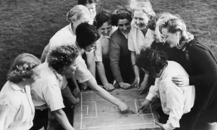 Jugadoras de las Dick Kerr Ladies trazando jugadas durante un entrenamiento.