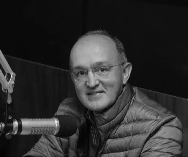 Leopoldo Bernucci frente a un micrófono durante una entrevista radial.