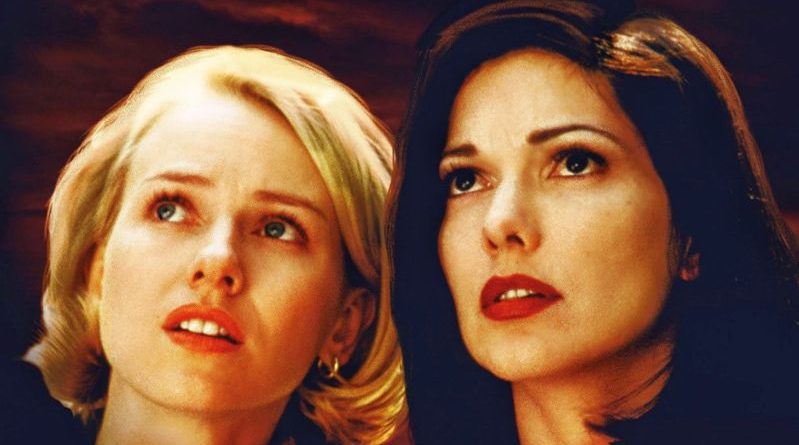 Escena de Mulholland Drive con Naomi Watts y Laura Harring