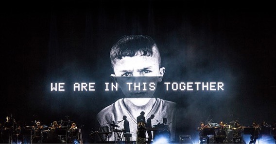 Massive Attack proyecta en concierto el rostro de un niño refugiado palestino con la frase “We are in this together”.