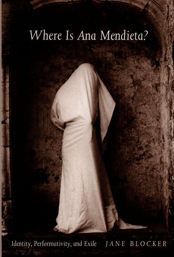 Portada de un libro sobre la vida y obra de Ana Mendieta