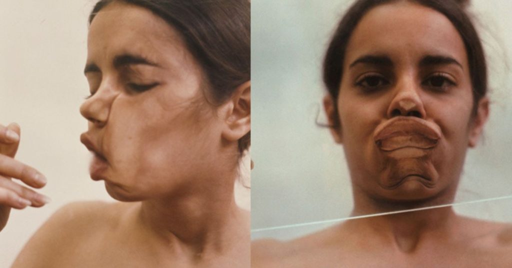Primer plano en díptico de Ana Mendieta con el rostro presionado y distorsionado contra una superficie transparente; vista lateral y frontal, fondo desenfocado.