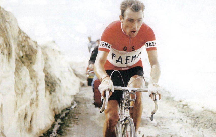 Charly Gaul en plena escalada, figura trágica del ciclismo evocada en Plomo en los bolsillos de Ander Izagirre