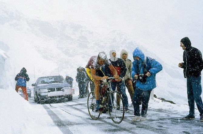 Johan Van der Velde cruzando el Gavia bajo la nieve, una de las escenas extremas que cuenta Plomo en los bolsillos de Ander Izagirre