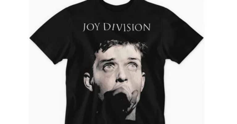 Camiseta negra de Joy Division con primer plano del cantante Ian Curtis