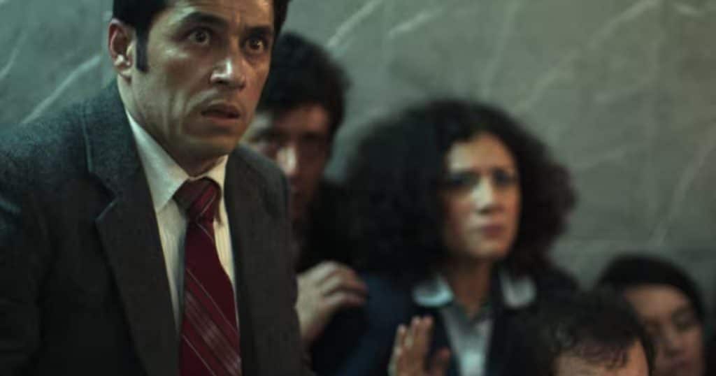 Escena de la película ‘Noviembre’ sobre la toma del Palacio de Justicia, con Santiago Alarcón protegiéndose durante el asalto, en el contexto de la censura en el cine y la TV colombiana.