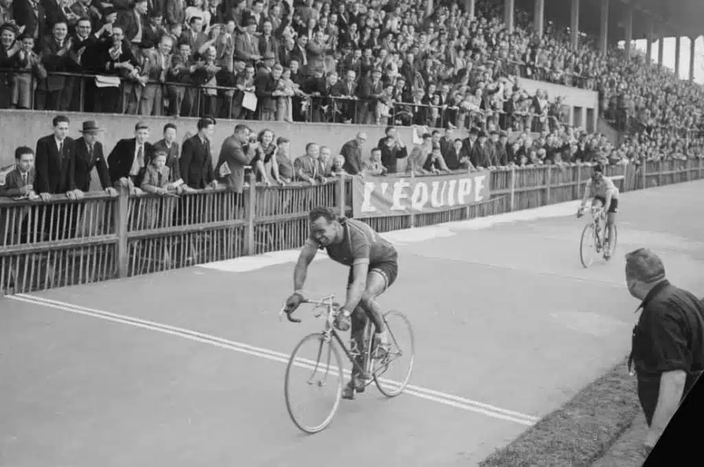 Rik Van Steenbergen en bicicleta, leyenda belga del ciclismo