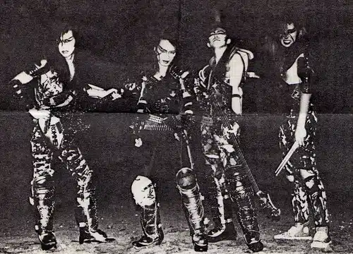 Foto de la banda japonesa Rommel sin simbología nazi visible