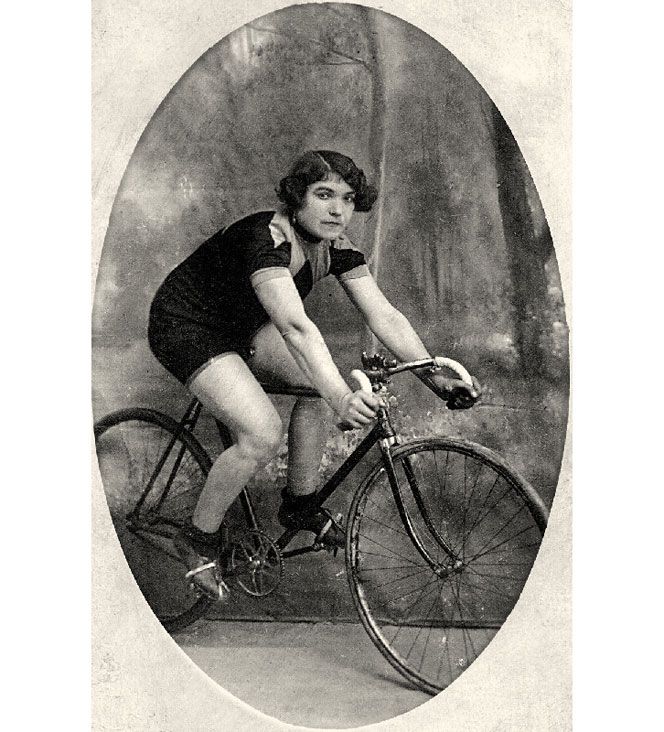 Ilustración de una ciclista en carretera, símbolo de las mujeres excluidas del ciclismo