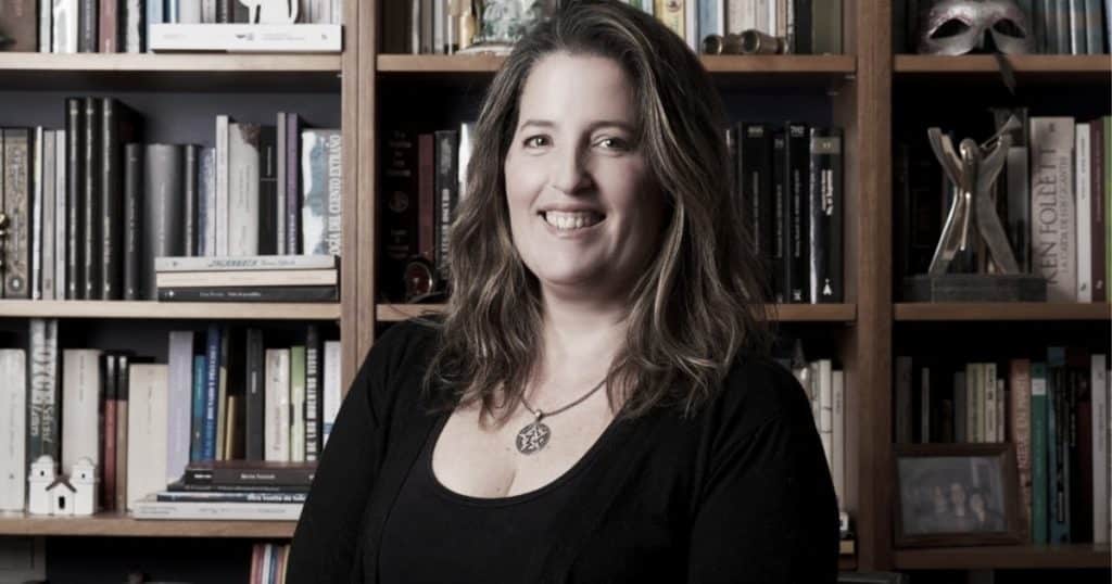 Agustina Bazterrica posa frente a una biblioteca, en retrato de interior.