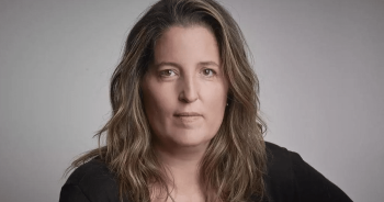 Agustina Bazterrica (retrato en blanco y negro)