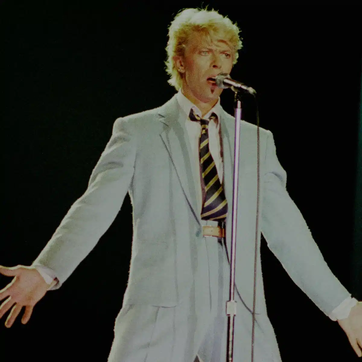 David Bowie en concierto en la etapa de los ochenta